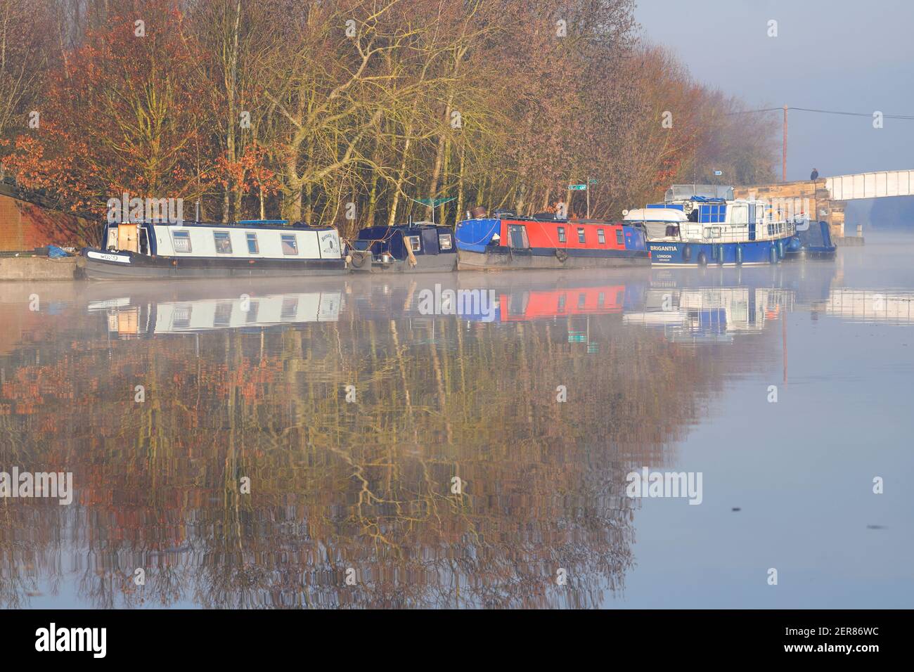 Riflessioni in barca a Lemonroyd Waterside & Marina on the Aire E navigazione Calder vicino a Leeds Foto Stock