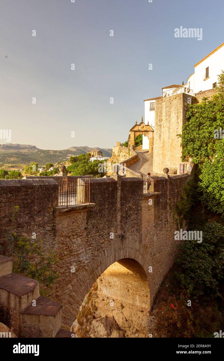 Vista sullo storico Puento Nuevo (nuovo ponte) che attraversa la stretta gola creata dal fiume Guadalevín a Ronda. Questo è un 18 ° secolo Foto Stock