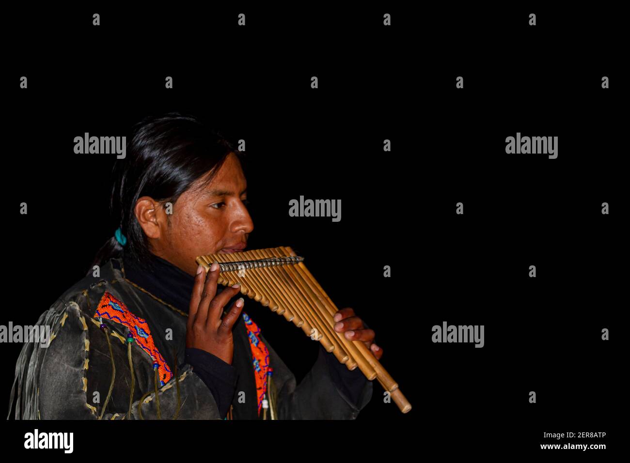 Nazare, Portogallo, 07-11-2010: Un artista di strada sudamericano che indossa abiti tradizionali sta giocando il panflute di bambù , un prominente mus andino Foto Stock