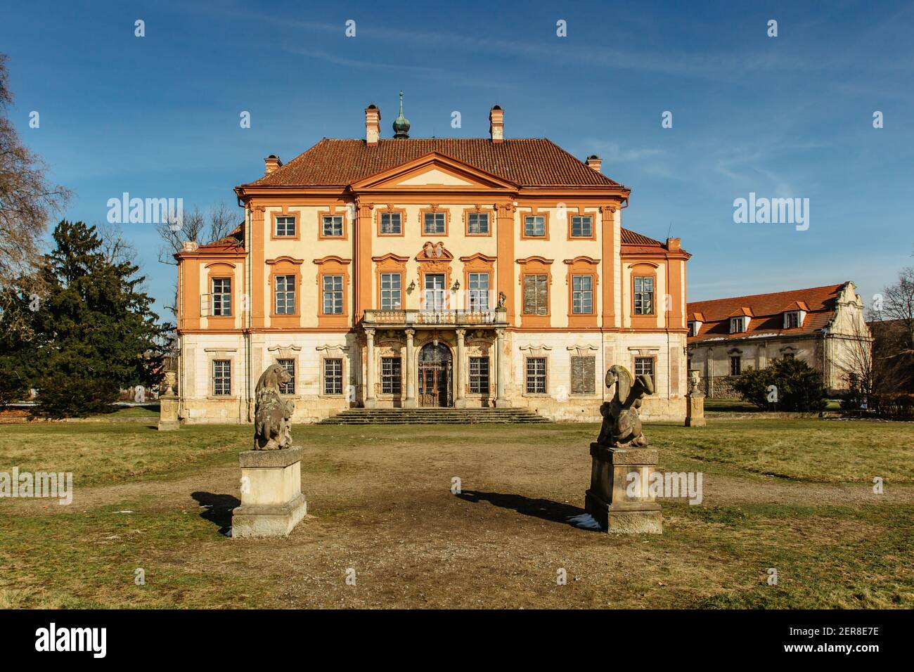 Libechov, vecchio castello barocco abbandonato nel centro della Boemia, Repubblica Ceca.edificio romantico con balcone, facciata rossa e Park.Rebuilt nel 16 ° secolo come Foto Stock
