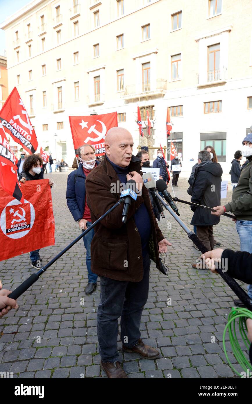 Roma, manifestazione del Partita Comunista Italiano, in Piazza San Silvestro , contro il governo Draghi Foto Stock