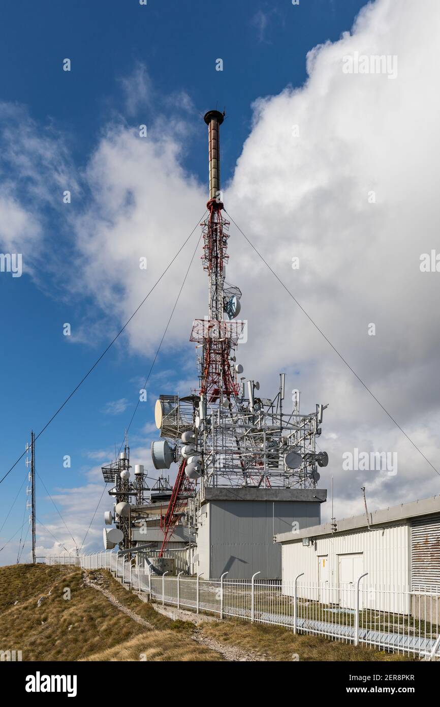 Un potente trasmettitore televisivo sul monte Nanos, Slovenia Foto Stock