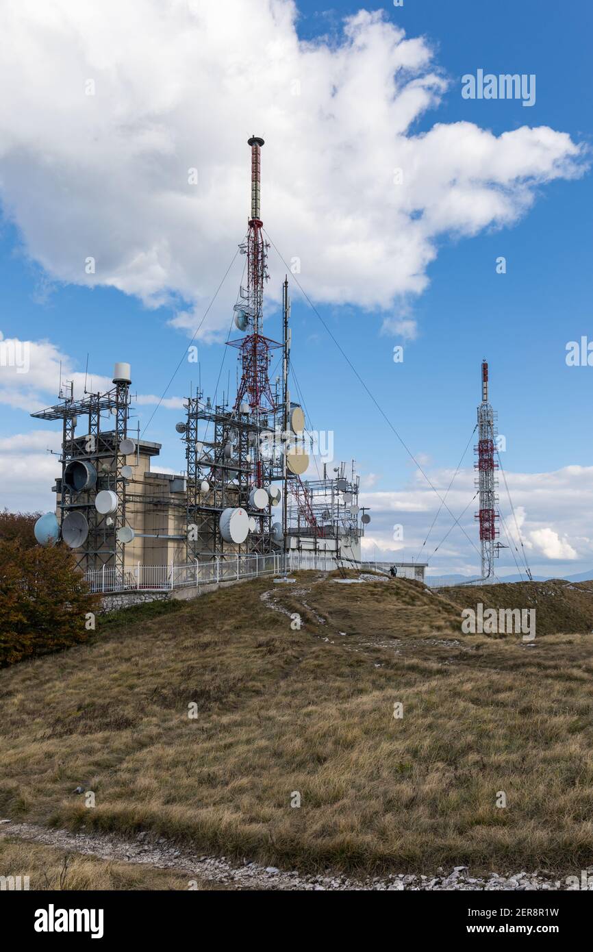 Un potente trasmettitore televisivo sul monte Nanos, Slovenia Foto Stock