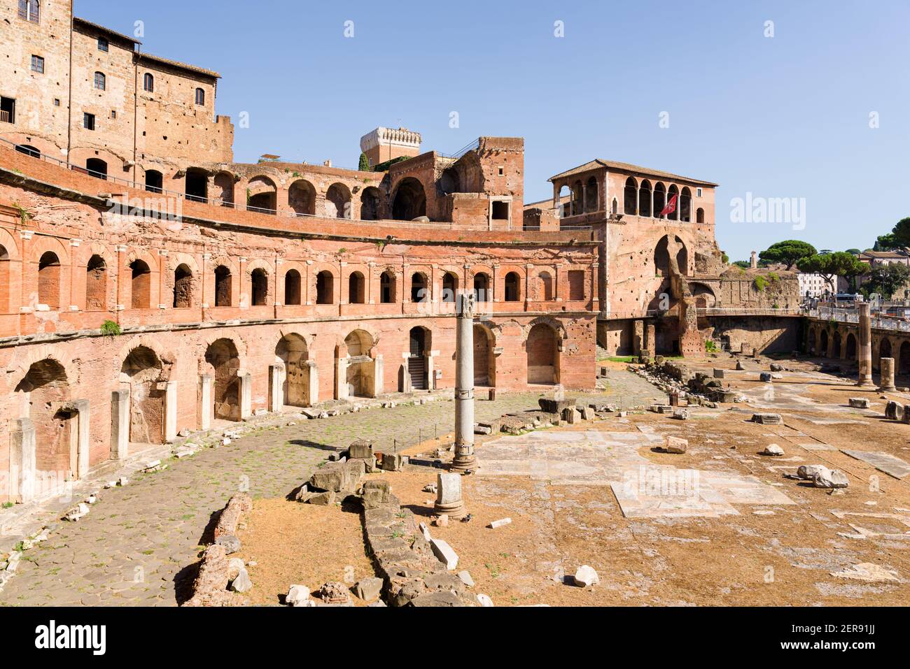 Cortile circolare del mercato di Traiano, un antico sito archeologico e foro romano con edifici in mattoni e colonne, lungo la moder Victor Emmanuel Foto Stock