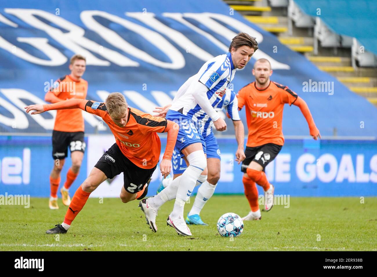 Odense, Danimarca. 28 Feb 2021. Mart Lieder (9) di OB e Simon Graves (2) del Randers FC visto durante la partita 3F Superliga tra Odense Boldklub e Randers FC al Nature Energy Park di Odense. (Photo Credit: Gonzales Photo/Alamy Live News Foto Stock