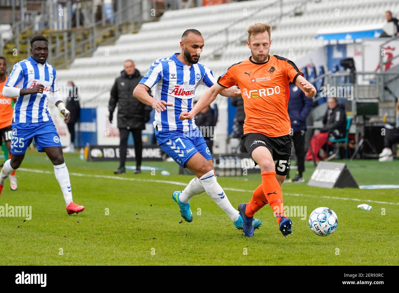 Odense, Danimarca. 28 Feb 2021. Björn Kopplin (15) di Randers FC e Issam Jebali (7) di OB visto durante il 3F Superliga match tra Odense Boldklub e Randers FC al Nature Energy Park di Odense. (Photo Credit: Gonzales Photo/Alamy Live News Foto Stock