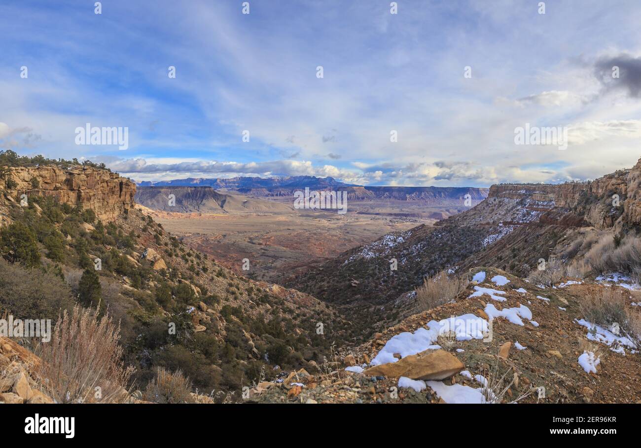 Vista panoramica dal deserto dell'Arizona in inverno da un prospettiva elevata con impressionanti formazioni nuvolose fotografate durante il giorno Negli Stati Uniti Foto Stock