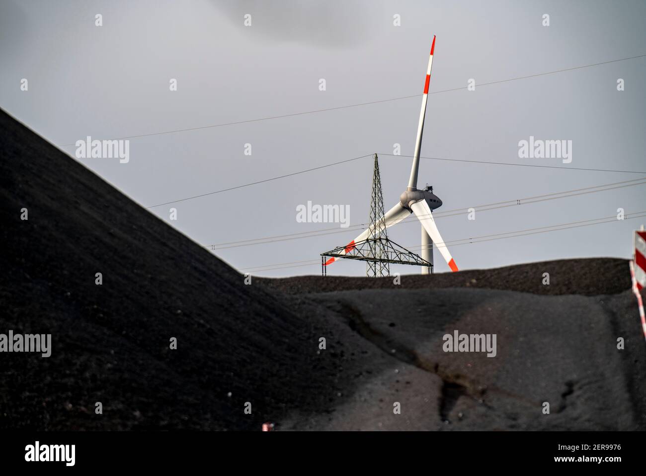 Discarica di carbone, giacenza di carbone, carbone della centrale elettrica, per la centrale combinata di calore ed energia di STEAG Herne, centrale eolica sul cumulo di scorie di Hoppenbruch, sul Foto Stock