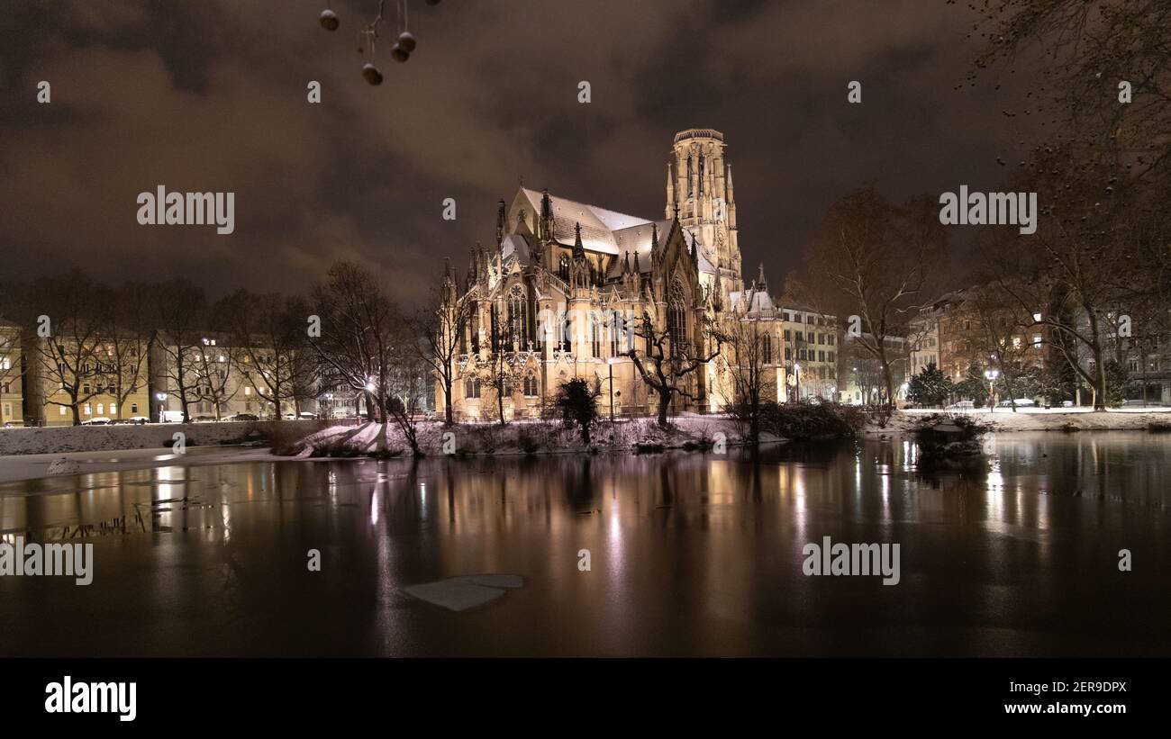Notte eccezionalmente tranquilla a causa di blocco pandemico, nessuna gente per le strade, lago Feuersee congelato, riflessi lisci di luci sul lago Foto Stock