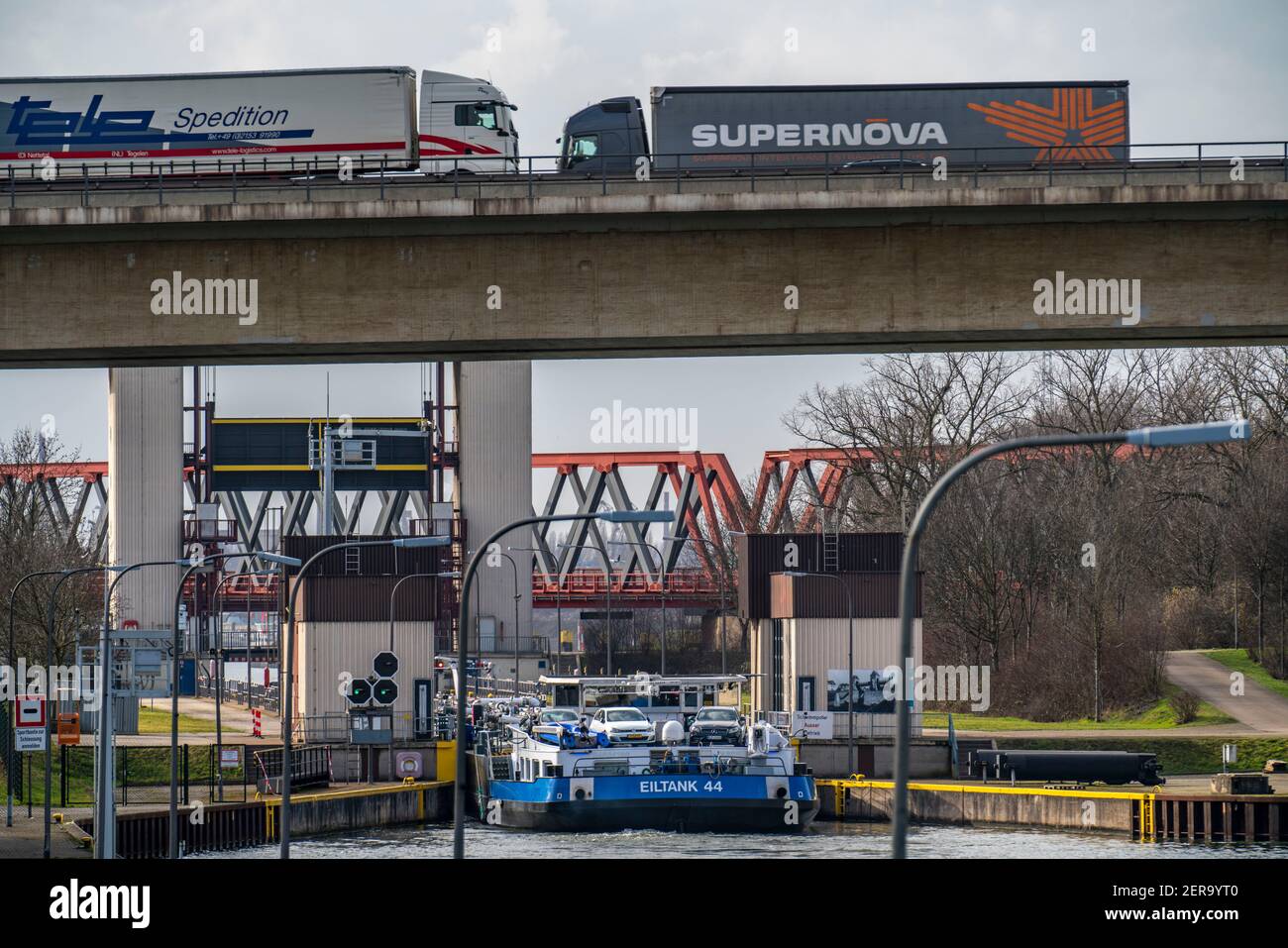 Canale Reno-Herne, serratura di Meidrich, la petroliera entra nella camera di blocco, dirigendosi verso ovest, porto di Ruhrort, ponte dell'autostrada A59, Duisburg, NRW, Germania, Foto Stock