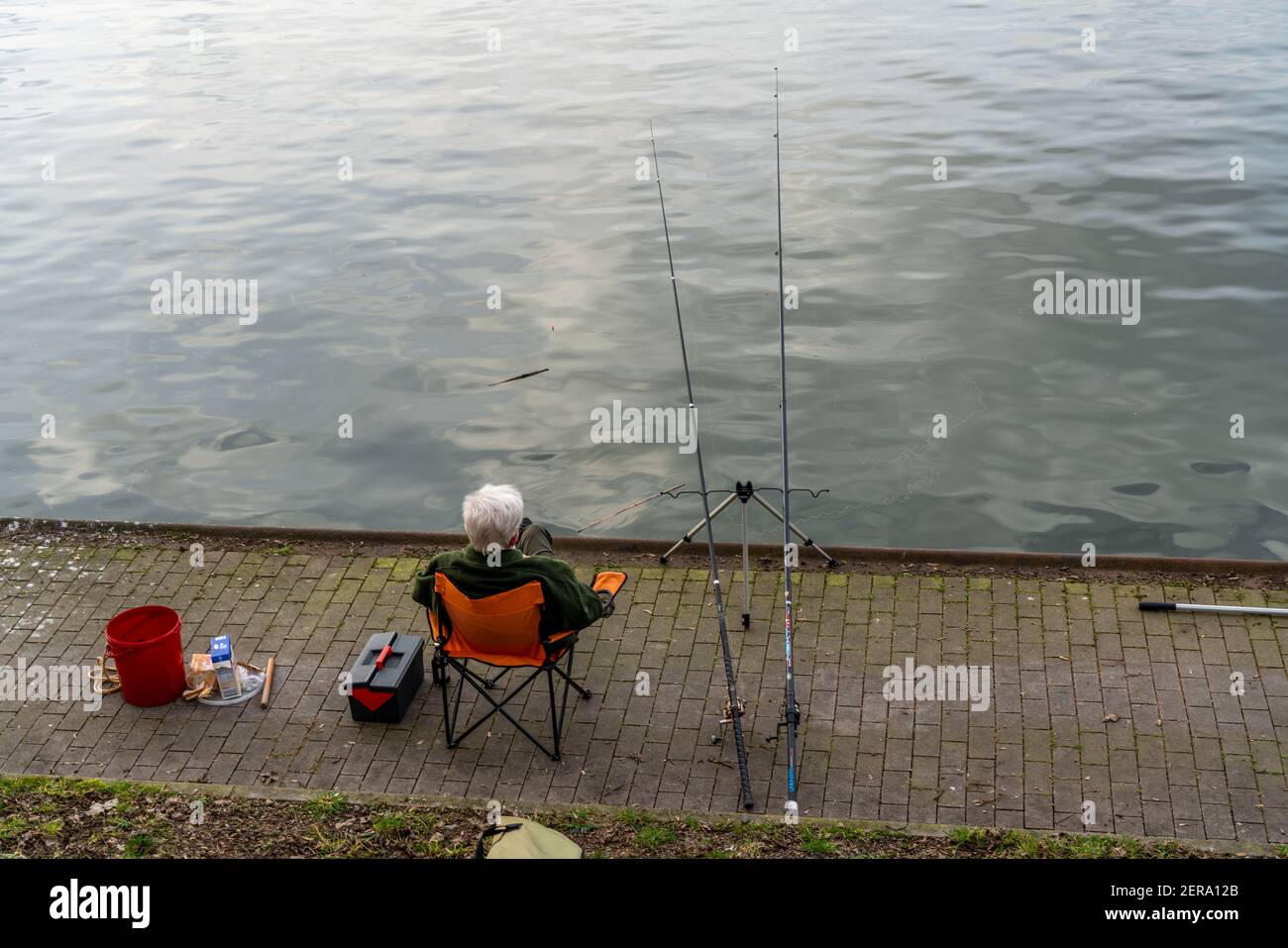 Pescatore del canale Rhine-Herne, Senior, Duisburg, NRW, Germania, Foto Stock