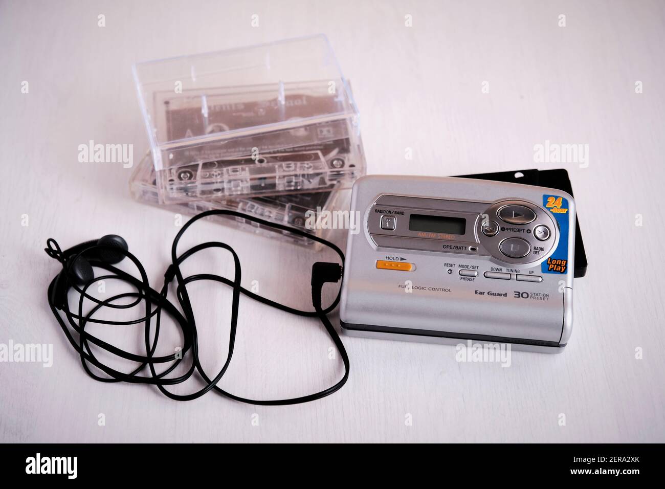 Radio-cassetta stereo portatile con cuffie, cassette sul tavolo bianco.  Concetto retrò Foto stock - Alamy