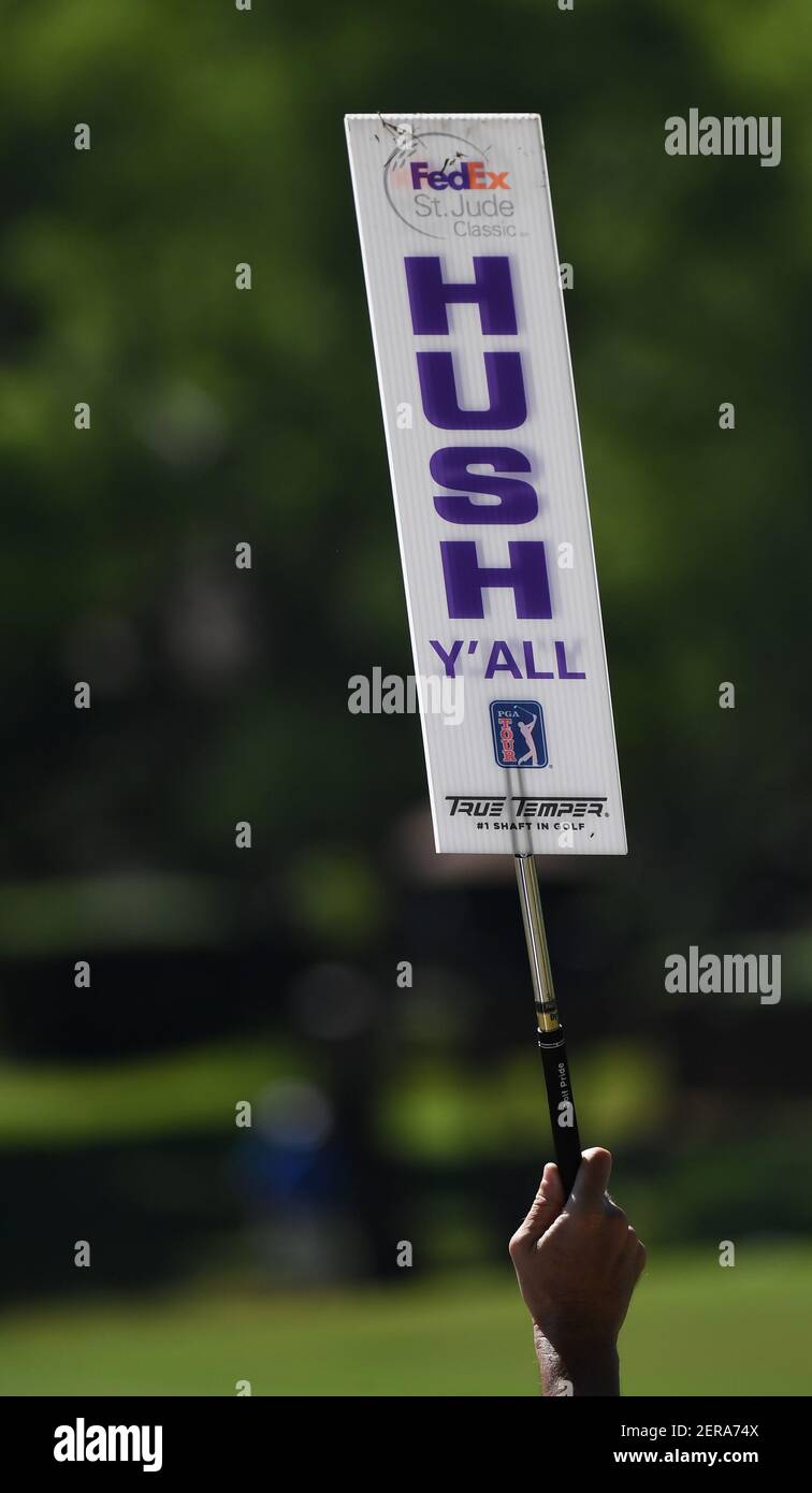 7 giugno 2018; Memphis, TN, USA; Un volontario tiene un cartello durante il primo round del torneo di golf FedEx St. Jude Classic al TPC Southwind. Credito obbligatorio: Christopher Hanewinckel-USA TODAY Sports Foto Stock