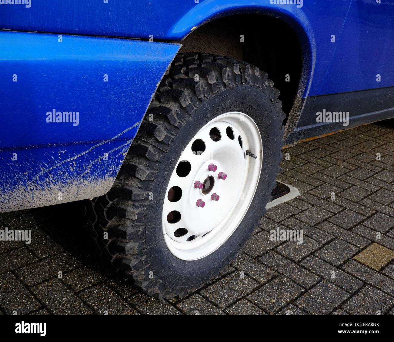 Febbraio 2021 - Volkswagen VW T4 trasportatore convertito in a. camper con pneumatici da palude sovradimensionati Foto Stock