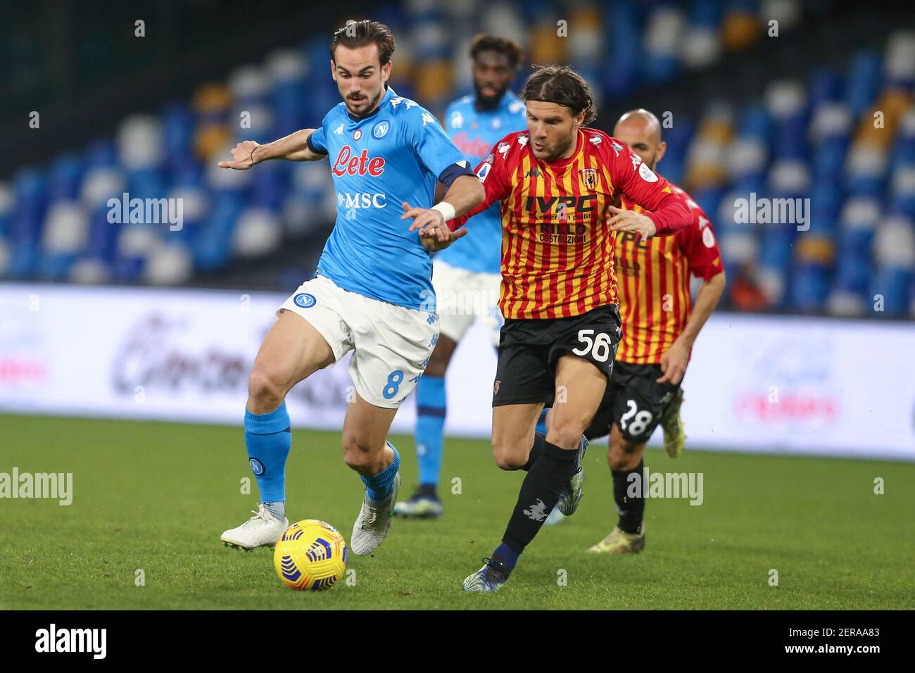 Il centrocampista spagnolo del SSC Napoli Fabian Ruiz (L) sfida la palla con Perparim Hetemaj durante la Serie A Football Match tra il SSC Napoli e Benevento allo stadio Diego Armando Maradona di Napoli, il 03 febbraio 2021 Foto Stock