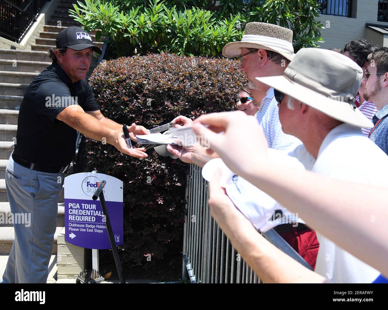 10 giugno 2018; Memphis, TN, USA; Phil Mickelson firma autografi per i tifosi dopo il suo ultimo round del torneo di golf FedEx St. Jude Classic al TPC Southwind. Credito obbligatorio: Christopher Hanewinckel-USA TODAY Sports Foto Stock