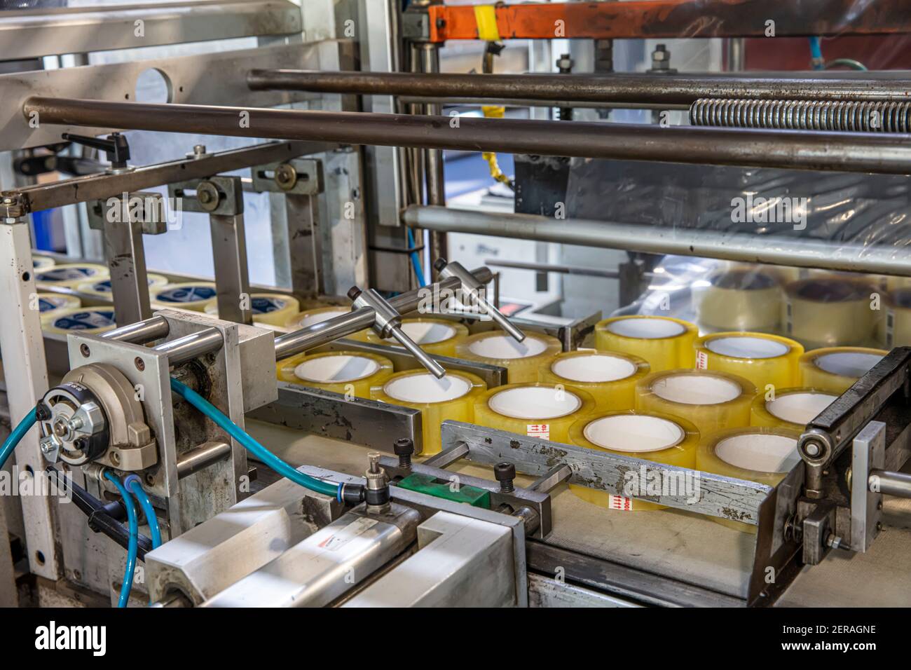 Fabbrica di nastri da imballaggio. Produzione di nastro per condotti. Reggiatrice per Industrail Packaging Line, moderna macchina per il confezionamento in fabbrica, Industri Foto Stock