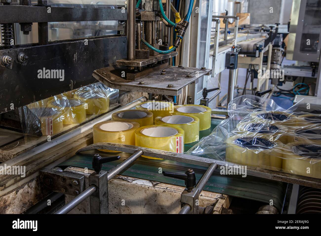 Fabbrica di nastri da imballaggio. Produzione di nastro per condotti. Reggiatrice per Industrail Packaging Line, moderna macchina per il confezionamento in fabbrica, Industri Foto Stock