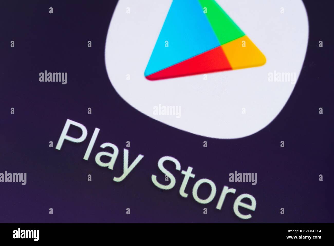 Un primo piano macro del logo dell'app Google Play Store. Google Play Store è un servizio di distribuzione digitale gestito e sviluppato da Google Foto Stock