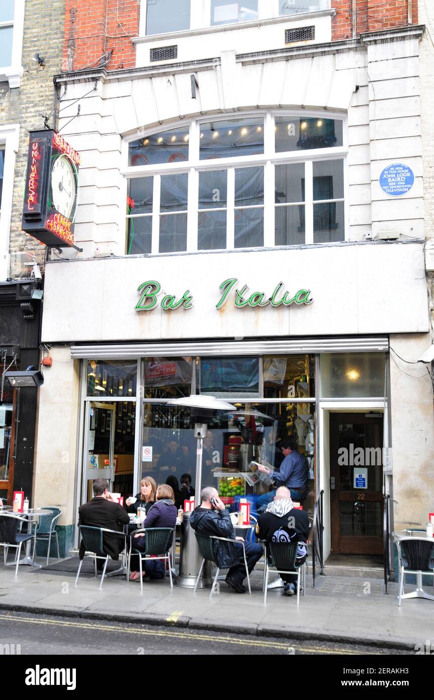 Persone che siedono fuori dal Bar Italia a Soho, Londra Foto Stock