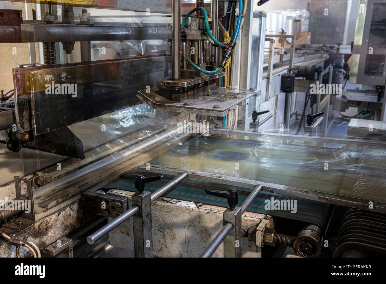 Fabbrica di nastri da imballaggio. Produzione di nastro per condotti. Reggiatrice per Industrail Packaging Line, moderna macchina per il confezionamento in fabbrica, Industri Foto Stock