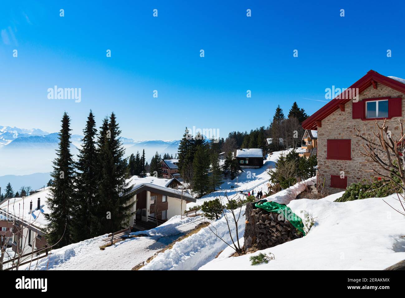 Vista panoramica unica dello skyline alpino del resort Rigi. Chalet innevati, cabine di alloggio in legno, alberghi, Alpi svizzere ghiacciate, cielo blu. Monte Rigi, Weggis, Luc Foto Stock