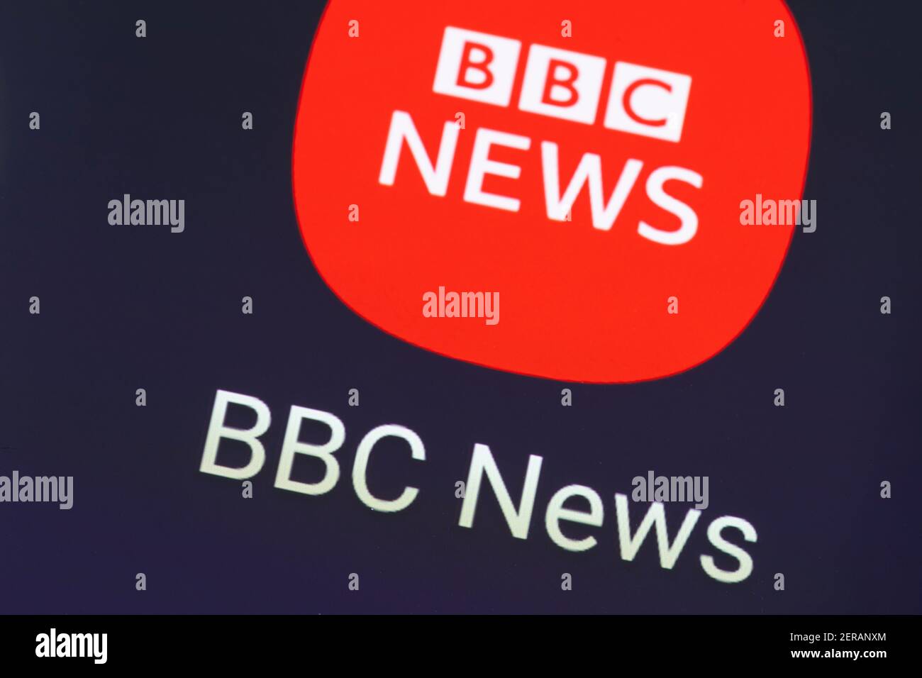 Una macro in primo piano dell'app BBC News sullo schermo di uno smartphone. La BBC consente lo streaming di notizie della BBC ed è vista come media tradizionali Foto Stock