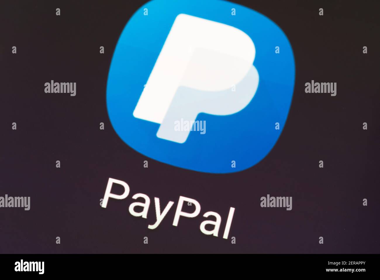 Un'immagine macro del logo dell'app PayPal sullo schermo del telefono. PayPal Holdings Inc. È una società americana che opera un sistema di pagamento online Foto Stock