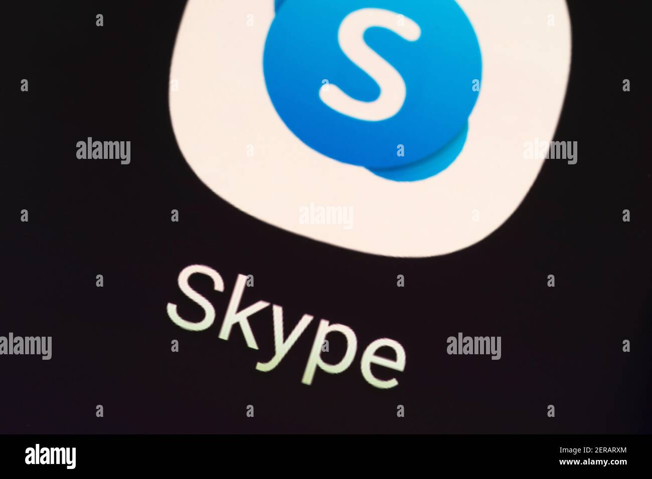Una macro del logo dell'app Skype. Skype è un'applicazione per le telecomunicazioni specializzata nella videochat e nelle chiamate vocali Foto Stock