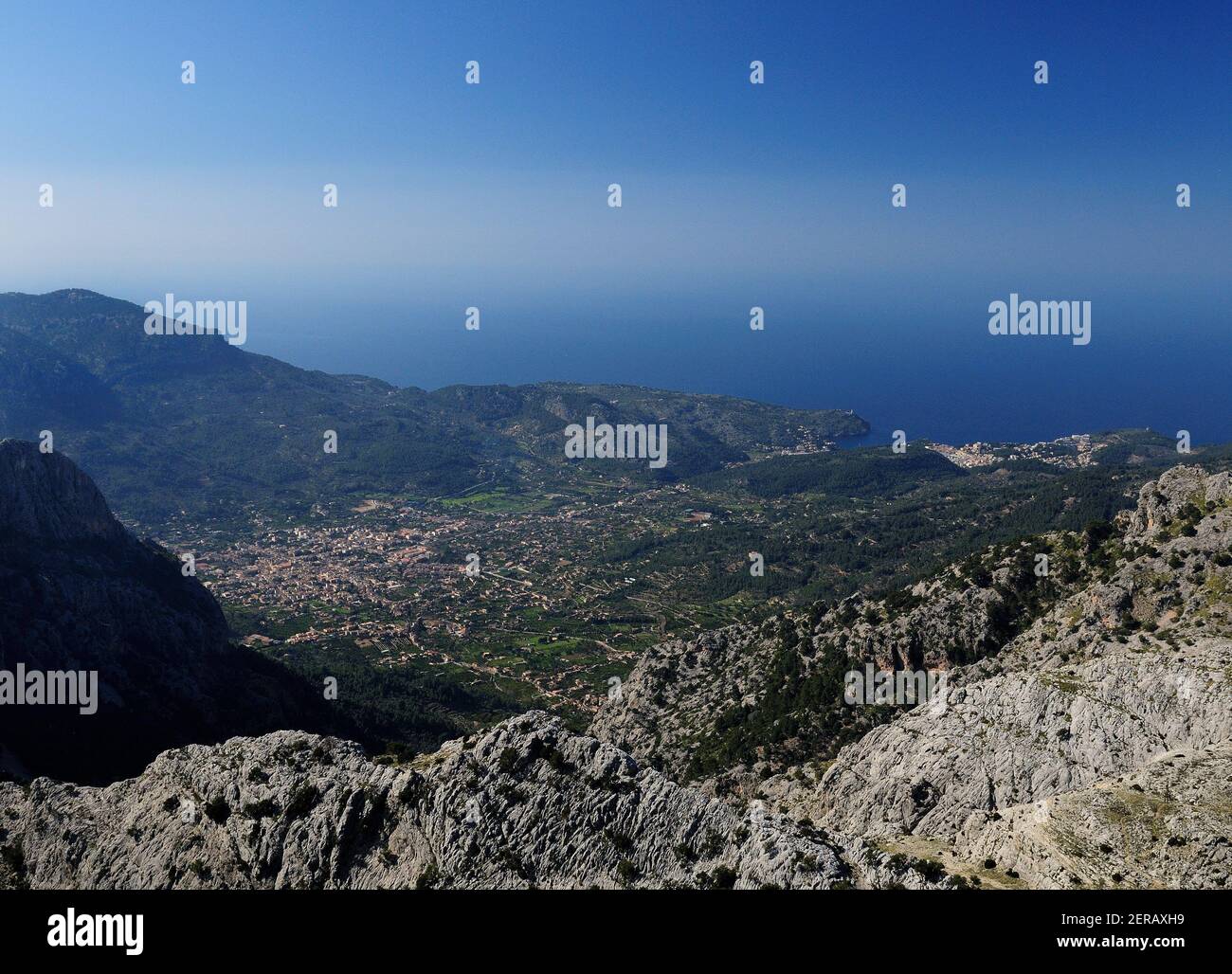 Spettacolare vista mare dalla cima del Monte l'Ofre a. I villaggi di Soller e Port De Soller nel Monti Tramuntana sull'Isola Balearic Mallo Foto Stock