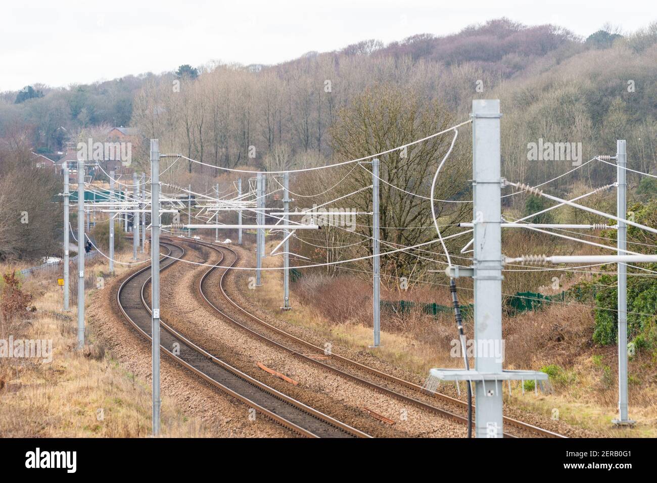 Apparecchiature di linea aerea o OHLE per treni elettrici su un Linea ferroviaria del Regno Unito o binario ferroviario Foto Stock