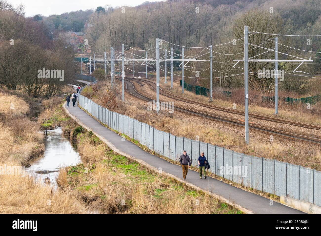Apparecchiature di linea aerea o OHLE per treni elettrici su un Linea ferroviaria del Regno Unito o binario ferroviario Foto Stock