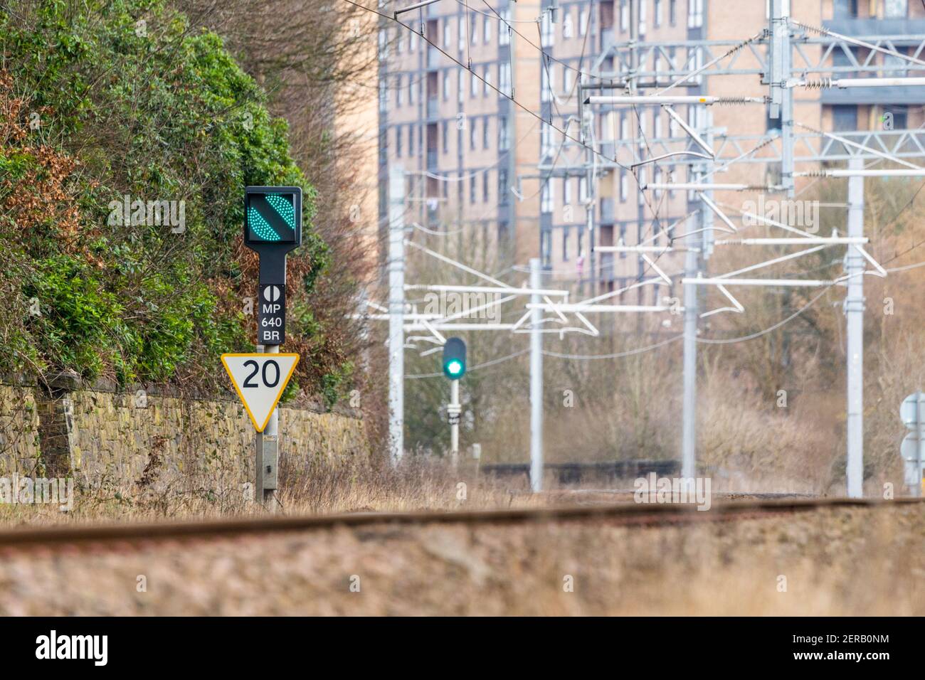 Segnale ripetitore banner ferroviario britannico, che indica lo stato di un segnale nascosto (ad esempio, in curva) in anticipo. Segnale verde (procedere). Foto Stock