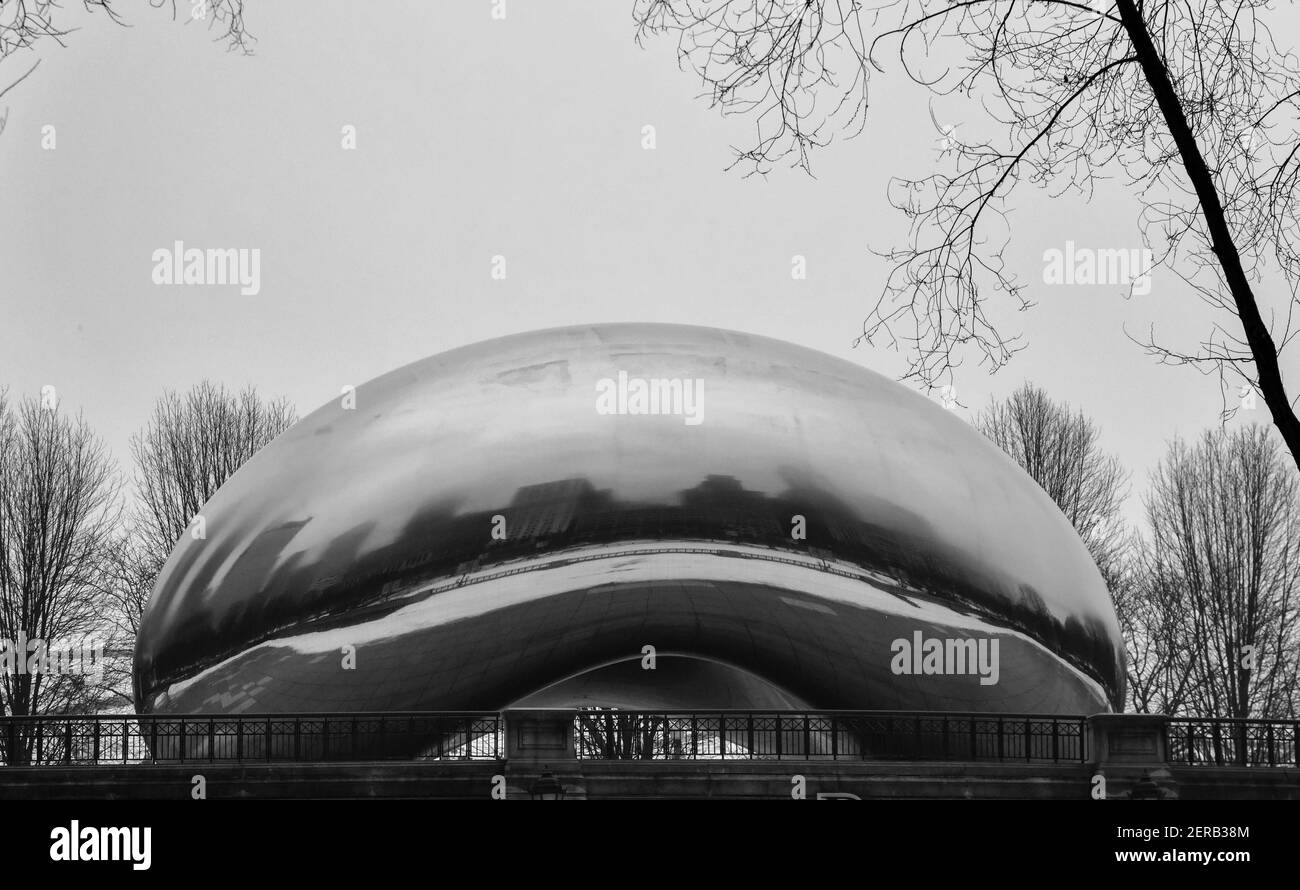 lo skyline della città si riflette nello specchio d'arte pubblica al mattino foggy Foto Stock