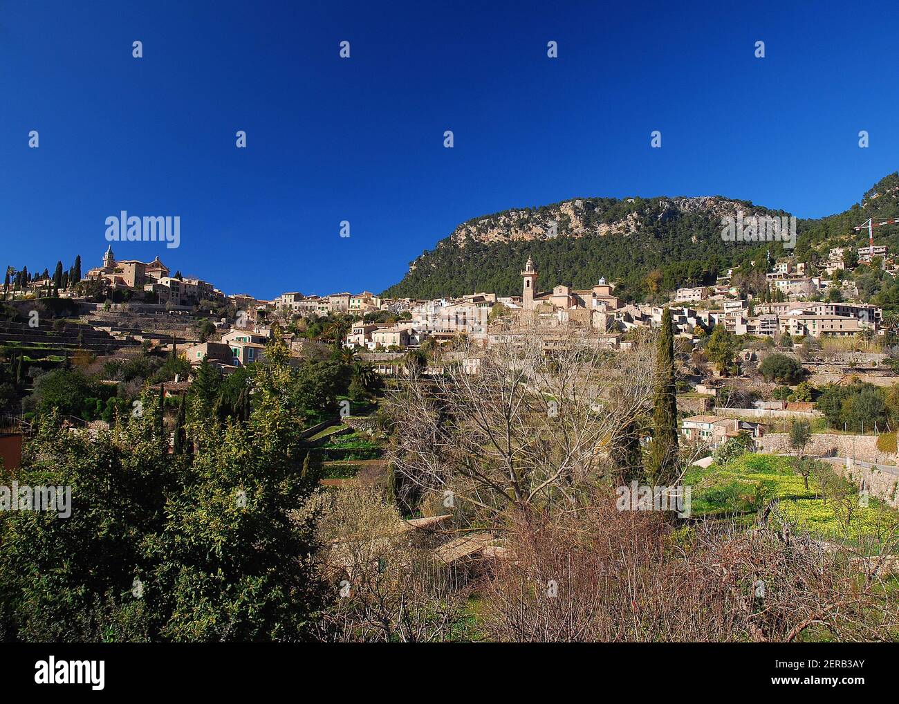 Vista sul pittoresco villaggio di Valldemossa all'interno della montagna Paesaggio di Tramuntana sull'isola delle Baleari di Maiorca su un sole Giorno invernale Foto Stock