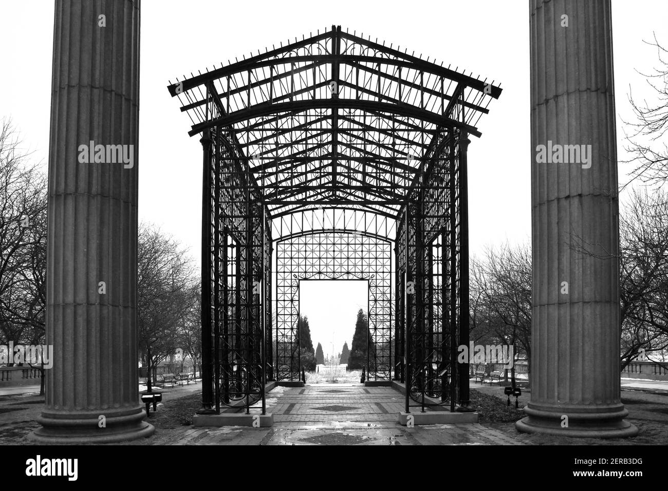 cancello d'ingresso al parco in traliccio di ferro d'epoca Foto Stock