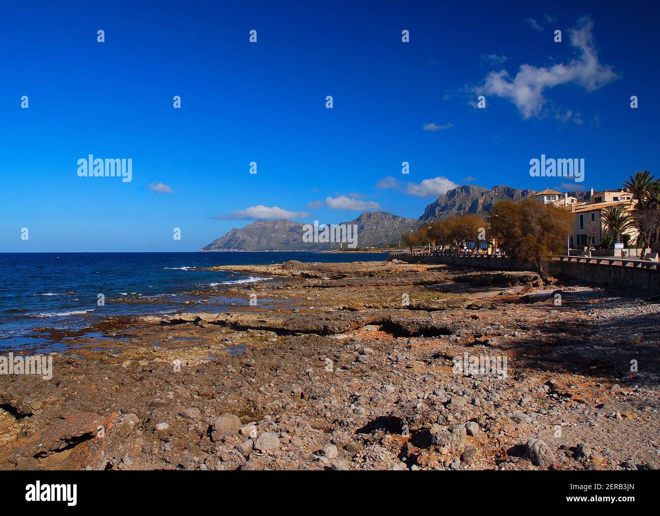 Spiaggia rocciosa a Colonia Sant Pere sull'isola Baleari di Maiorca In UN giorno invernale soleggiato con un cielo blu chiaro Foto Stock