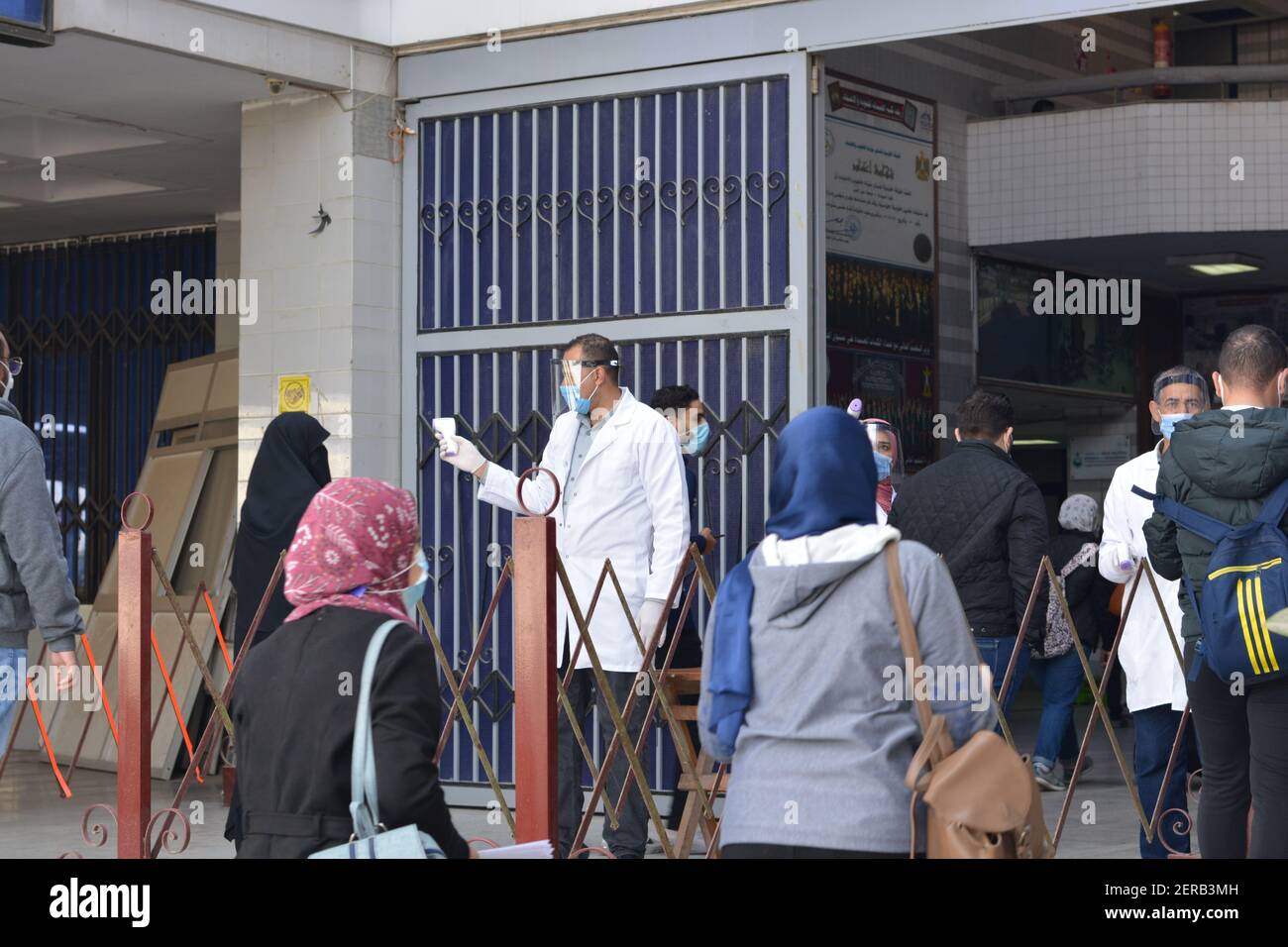 Cairo, Egitto, 27 febbraio 2021. Le università di tutto l'Egitto iniziano gli esami di metà anno sotto severe misure del coronavirus. Foto Stock