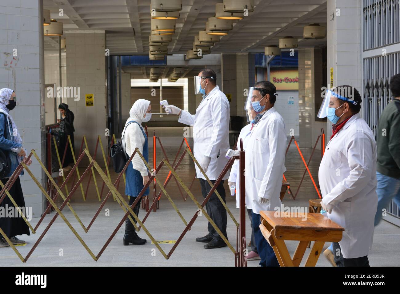 Cairo, Egitto, 27 febbraio 2021. Le università di tutto l'Egitto iniziano gli esami di metà anno sotto severe misure del coronavirus. Foto Stock