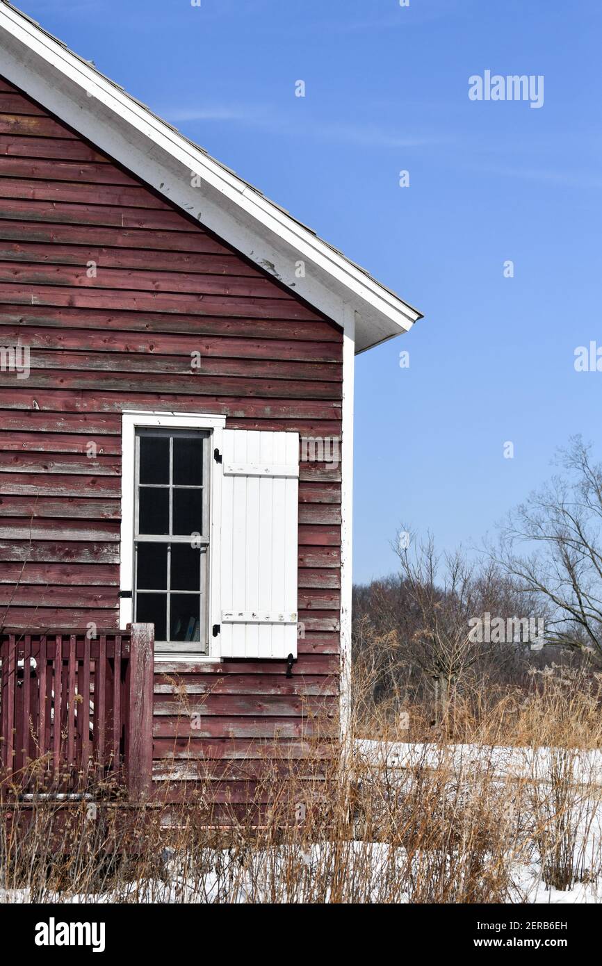 storica scuola in legno d'epoca sotto il cielo blu Foto Stock