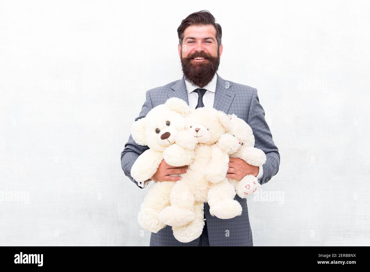 Consente di riprodurre tutti i giorni. Happy businessman giocare con giocattoli morbidi. Infanzia giocare. Riproduzione di giochi. Negozio di giocattoli. Dono store. Progettato per bambini o adulti. Lavorare duro giocare di più. Foto Stock