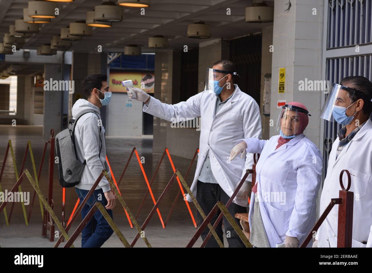 Cairo, Egitto, 27 febbraio 2021. Le università di tutto l'Egitto iniziano gli esami di metà anno sotto severe misure del coronavirus. Foto Stock