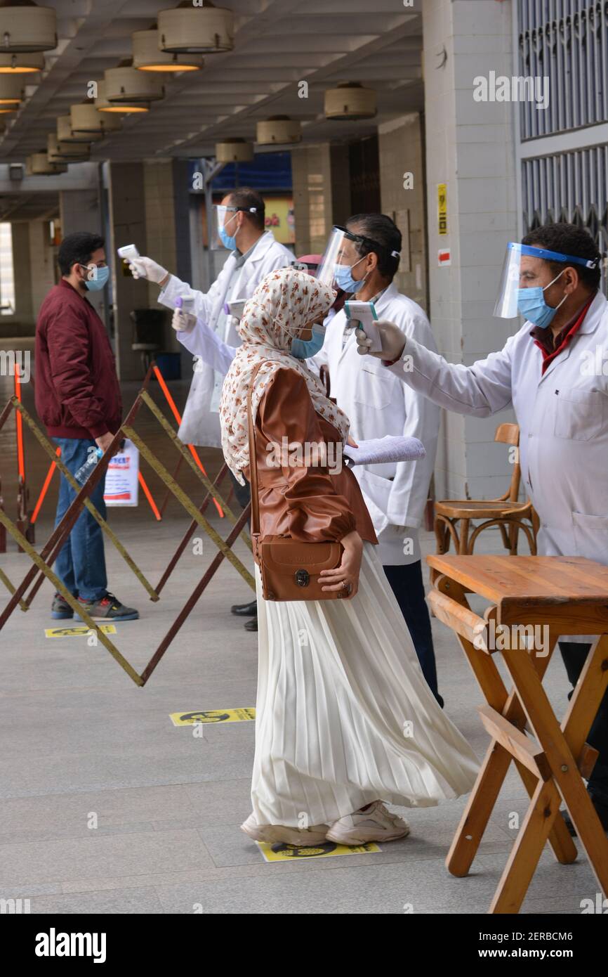 Cairo, Egitto, 27 febbraio 2021. Le università di tutto l'Egitto iniziano gli esami di metà anno sotto severe misure del coronavirus. Foto Stock