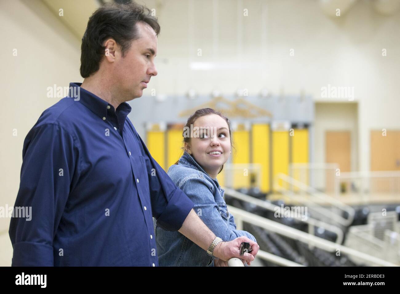 Grace Edwards guarda a Johnny Edwards, suo padre, durante un tour universitario presso il campus principale della Kennesaw state University a Kennesaw, GA., il 29 maggio 2018. (Foto di Alyssa Pointer/Atlanta Journal-Constitution/TNS/Sipa USA) Foto Stock