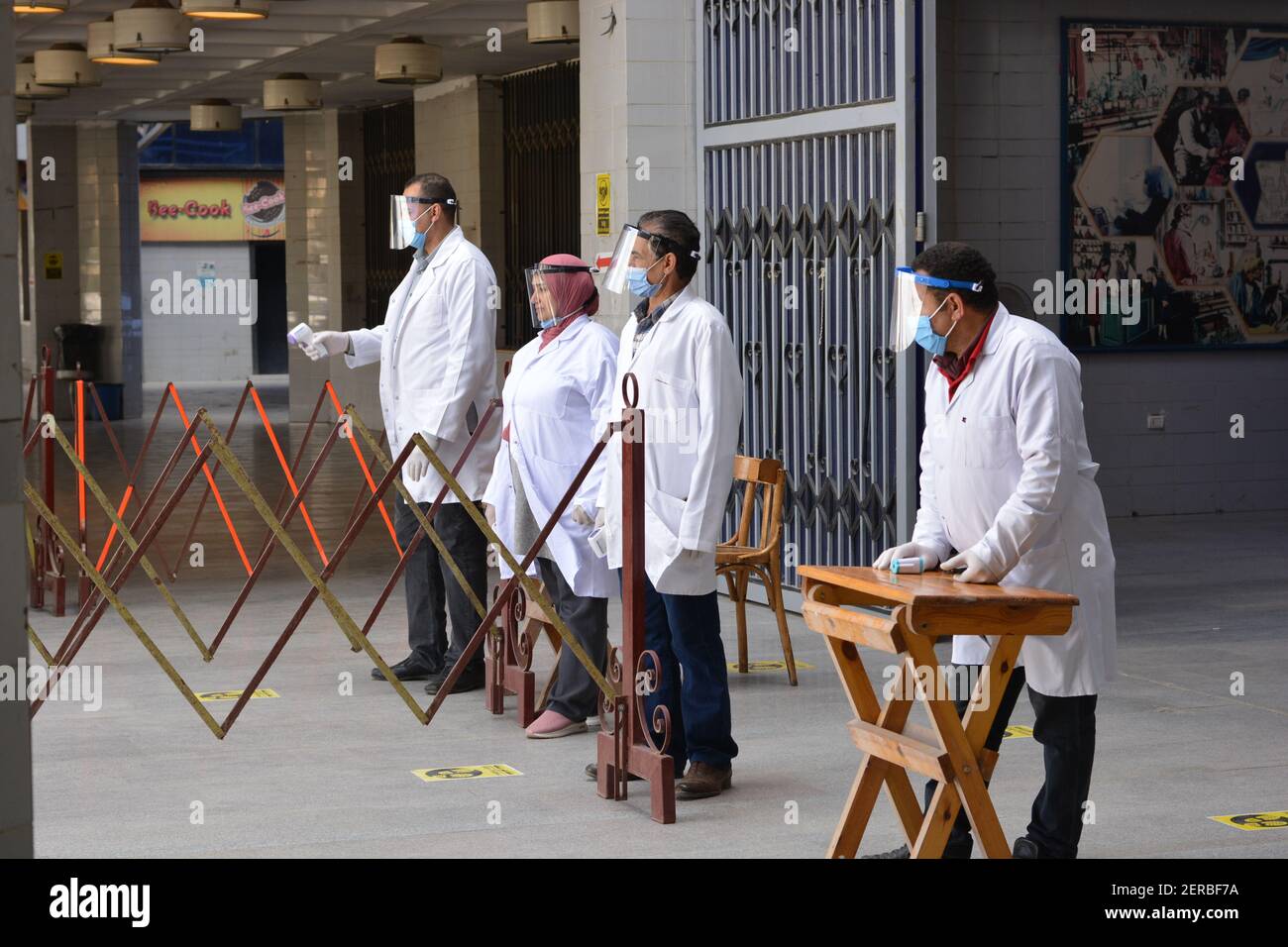 Cairo, Egitto, 27 febbraio 2021. Le università di tutto l'Egitto iniziano gli esami di metà anno sotto severe misure del coronavirus. Foto Stock