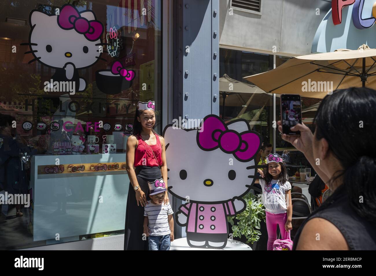 I fedeli fan del personaggio Hello Kitty scattano foto con il personaggio dei  cartoni animati di fronte al recentemente aperto Hello Kitty Mini Cafe a  San Jose, il terzo negozio negli Stati