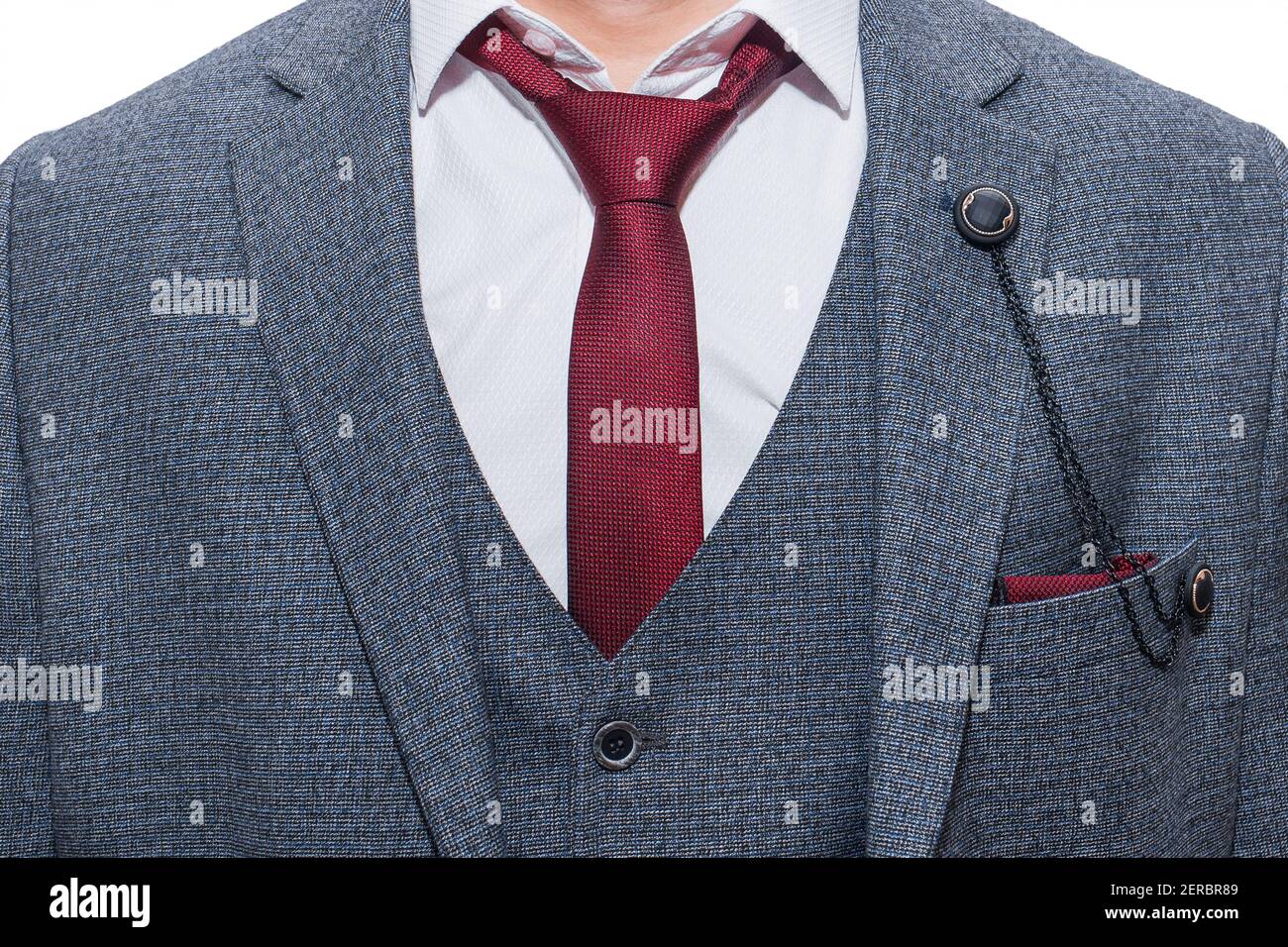 Abito da uomo grigio scuro con camicia bianca e cravatta rossa Foto stock -  Alamy