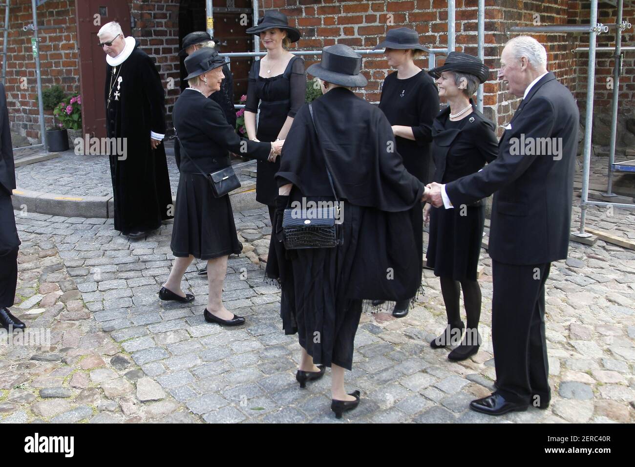 Conte Ingold (r1) Contessa Sussie ( r2) Contessa Josephine di Rosenborg (m)  Contessa Camilla di Rosenborg (l2) Contessa Feodora di Rosenborg (l1)  Regina Margrethe Regina Anne Marie al funerale della Principessa Elisabetta