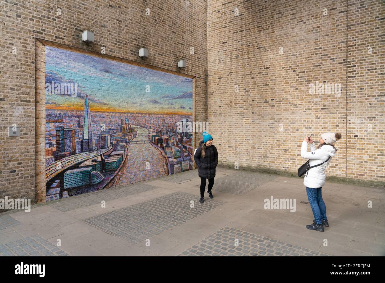 London Cityscape di jimmy C alla stazione di Blackfriars, Londra 2020 con il supporto di Network Rail Foto Stock