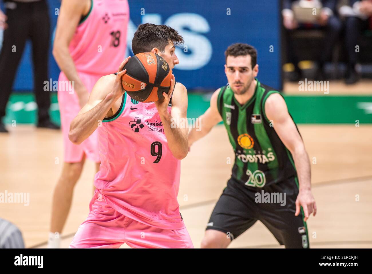 Leandro Bolmaro di Barcellona e Ferrán Bassas di Badalona in azione durante il campionato di pallacanestro spagnolo (Liga Endesa) Round 24, partita tra Club Joventut Badalona e FC Barcelona Bàsquet al Palau Municipal d'Esports de Badalona.(Punteggio finale; Club Joventut 62:80 Barcellona Bàsquet) Foto Stock